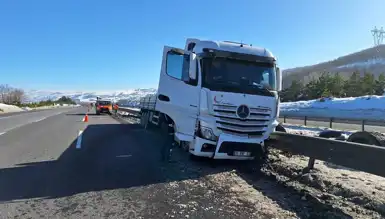 Otoyolda TIR Kazası: Bariyerlere Çarpma, Trafik Sıkışıklığına Neden Oldu
